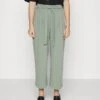 CIRCULAR PETITE - Stoffhose - Green 2 CIRCULAR PETITE - Stoffhose - Green -Anna Field 8e3dcdf368ae455c84e0934f637ece9f